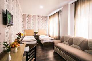 Отель Shah Palace Hotel Бишкек Улучшенный двухместный номер с 2 отдельными кроватями-1